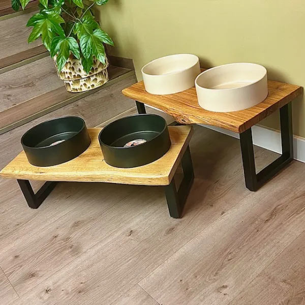 Eiche Design Futterstation mit Baumkante und Keramiknäpfen