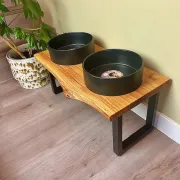 Eiche Design Futterstation mit Baumkante und Keramiknäpfen